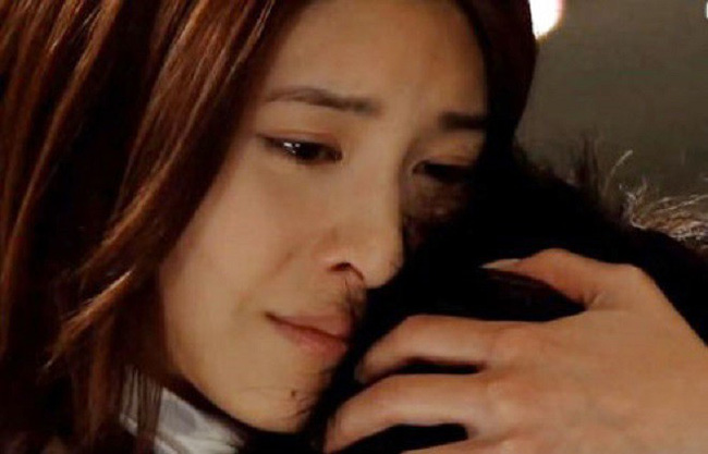 Cuộn người trong chăn, tôi bật khóc vì con trai hỏi: Bố bảo con không phải con bố, thật hả mẹ?