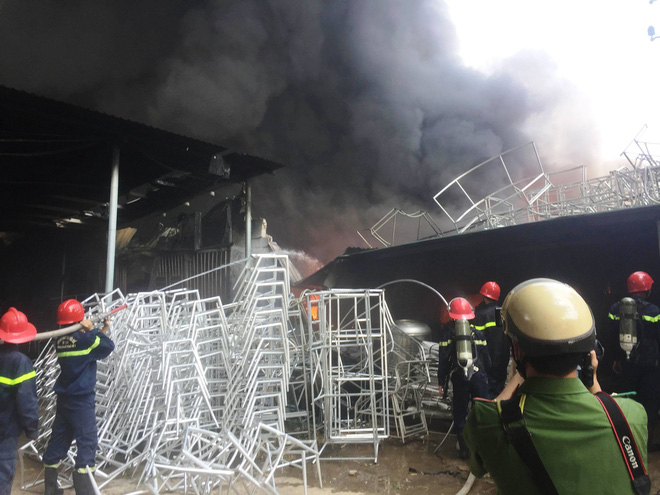 Hàng trăm cảnh sát PCCC đang chiến đấu với bà hỏa cứu xưởng sản xuất mây tre đan