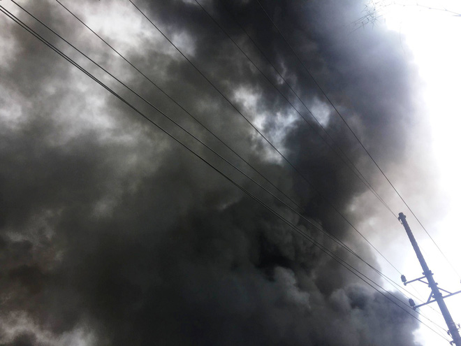 Hàng trăm cảnh sát PCCC đang chiến đấu với bà hỏa cứu xưởng sản xuất mây tre đan