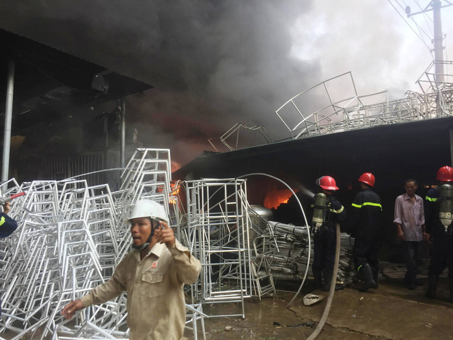 Hàng trăm cảnh sát PCCC đang chiến đấu với bà hỏa cứu xưởng sản xuất mây tre đan