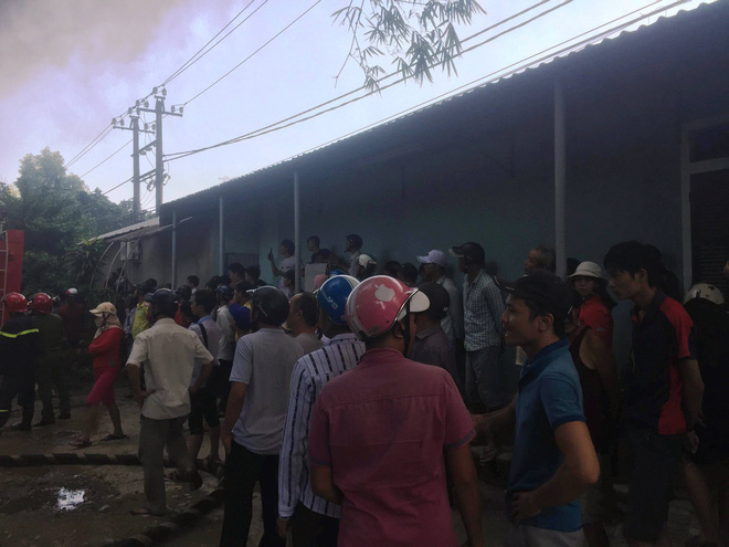 Hàng trăm cảnh sát PCCC đang chiến đấu với bà hỏa cứu xưởng sản xuất mây tre đan