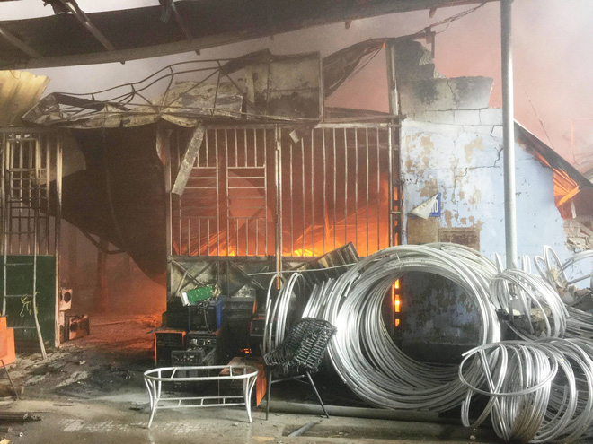 Hàng trăm cảnh sát PCCC đang chiến đấu với bà hỏa cứu xưởng sản xuất mây tre đan