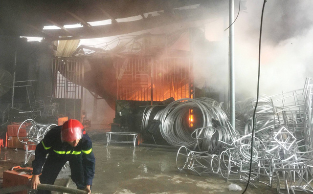 Hàng trăm cảnh sát PCCC đang chiến đấu với bà hỏa cứu xưởng sản xuất mây tre đan