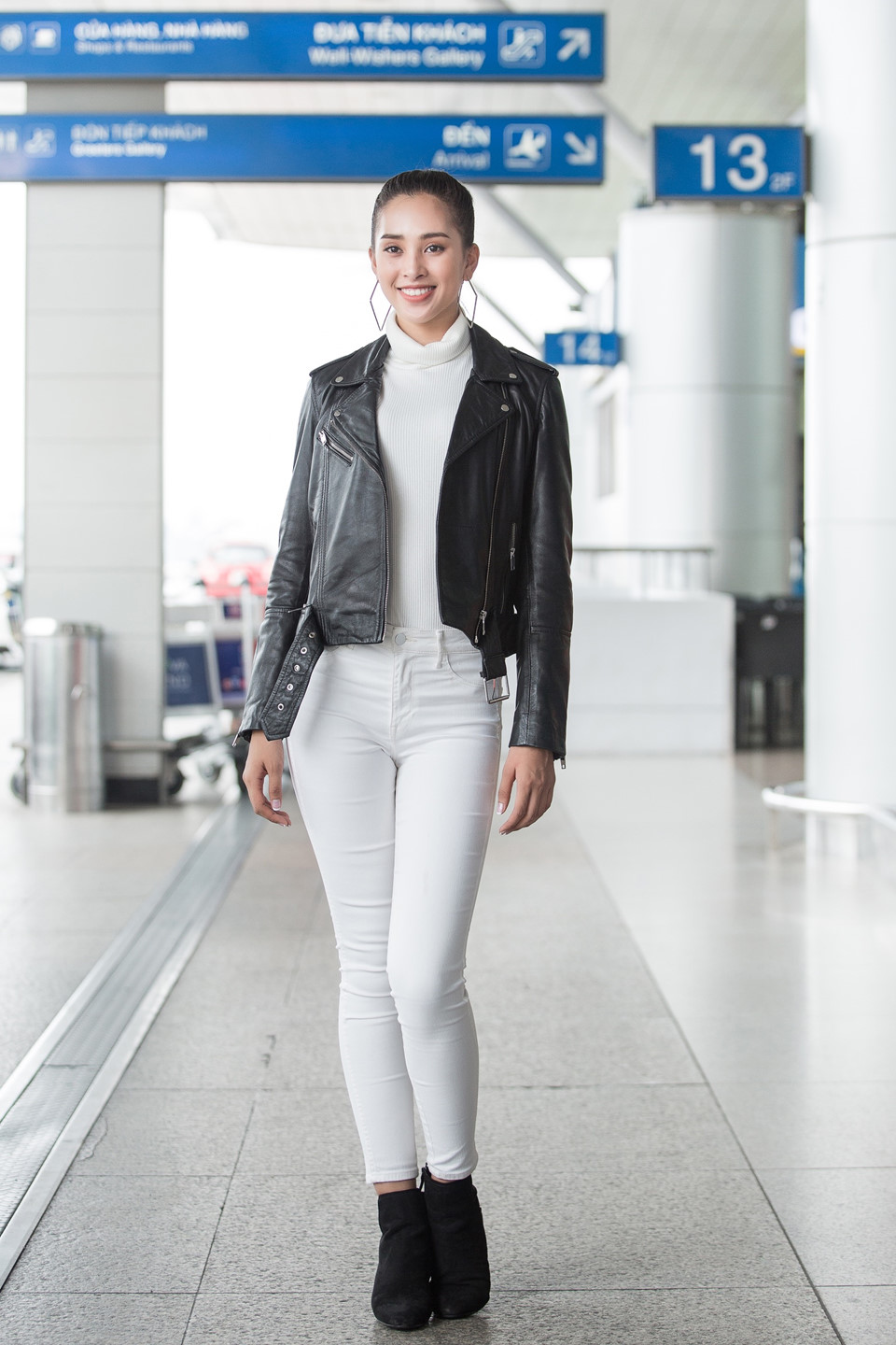 Trở về sau khi gặp David Beckham, Tiểu Vy ở lại sân bay tiễn Bùi Phương Nga lên đường dự Hoa hậu Hòa bình