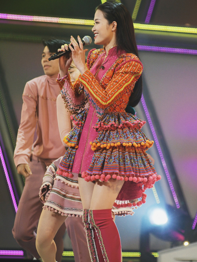 Đông Nhi bắn tiếng Nhật như gió tại Japan Music Festival 2018