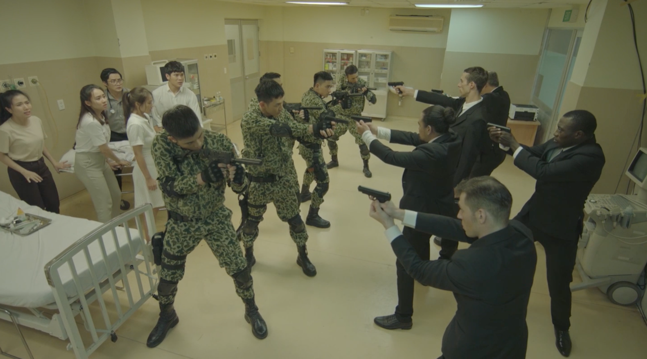 Hậu duệ mặt trời tập 7-8: Hoài Phương gặp nguy hiểm, Bảo Huy nhận lệnh bắt Duy Kiên Hậu duệ mặt trời tập 7-8: Hoài Phương gặp nguy hiểm, Bảo Huy nhận lệnh bắt Duy Kiên