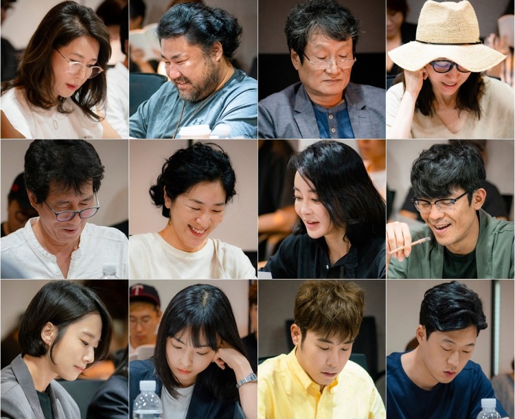 Hé lộ ảnh Song Hye Kyo trẻ trung ngời ngời bên Park Bo Gum trong phim mới