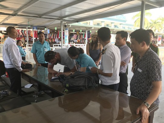 Cặp vợ chồng nước ngoài té ngửa bị lừa khi đặt vé nghỉ tuần trăng mật trên vịnh Hạ Long