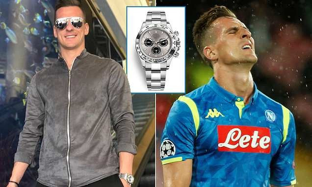 Tiền đạo CLB Napoli bị cướp sau trận thắng Liverpool ở Champions League