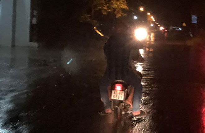 Gọi taxi để đưa người gặp nạn đi cấp cứu nhưng ai cũng bỏ chạy, hành động của nam thanh niên cùng anh phụ hồ dưới cơn mưa khiến ai cũng ấm lòng