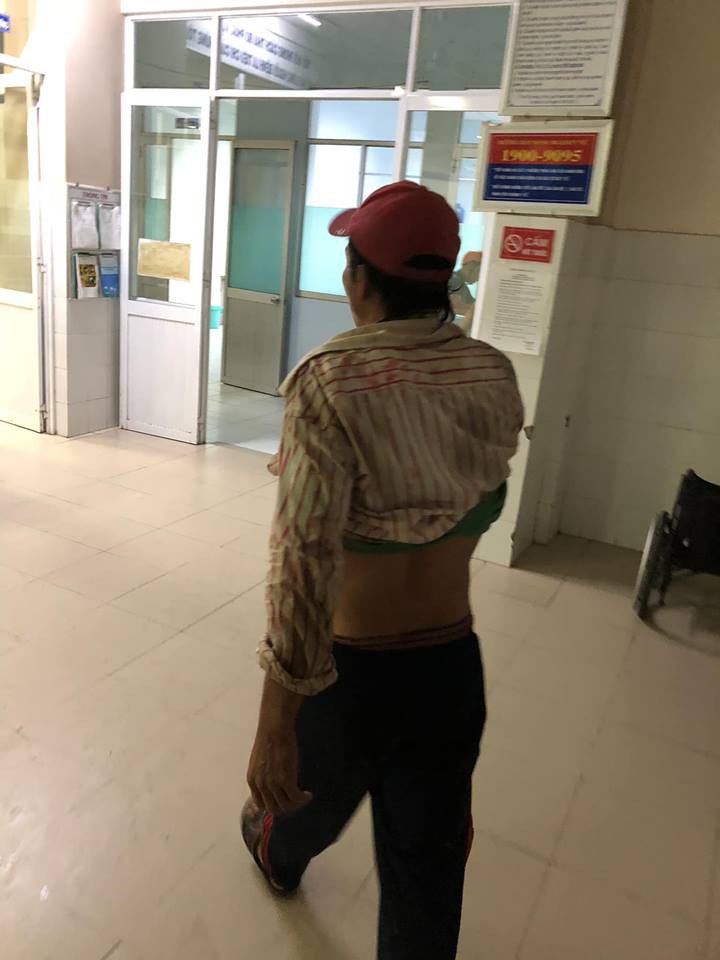 Gọi taxi để đưa người gặp nạn đi cấp cứu nhưng ai cũng bỏ chạy, hành động của nam thanh niên cùng anh phụ hồ dưới cơn mưa khiến ai cũng ấm lòng