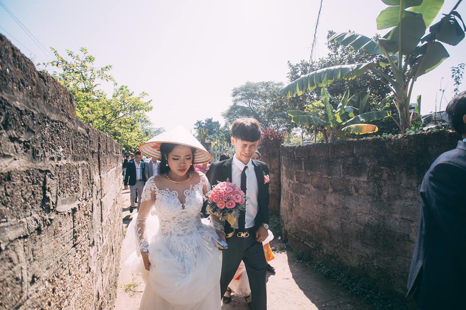 Dân mạng cười bò với bức ảnh chú rể mếu máo ngày rước dâu, nhưng sự thật sau đó lại khiến nhiều người ngưỡng mộ Dân mạng cười bò với bức ảnh chú rể mếu máo ngày rước dâu, nhưng sự thật sau đó lại khiến nhiều người ngưỡng mộ