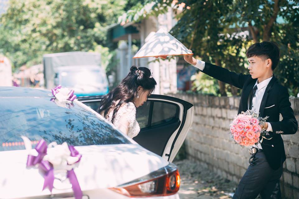 Dân mạng cười bò với bức ảnh chú rể mếu máo ngày rước dâu, nhưng sự thật sau đó lại khiến nhiều người ngưỡng mộ Dân mạng cười bò với bức ảnh chú rể mếu máo ngày rước dâu, nhưng sự thật sau đó lại khiến nhiều người ngưỡng mộ