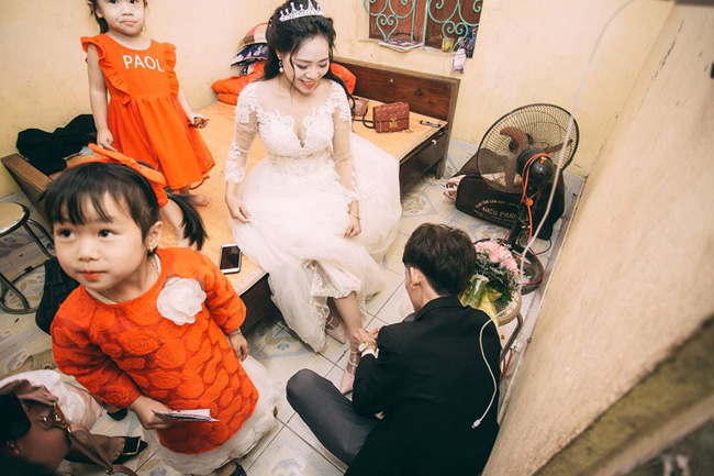 Dân mạng cười bò với bức ảnh chú rể mếu máo ngày rước dâu, nhưng sự thật sau đó lại khiến nhiều người ngưỡng mộ