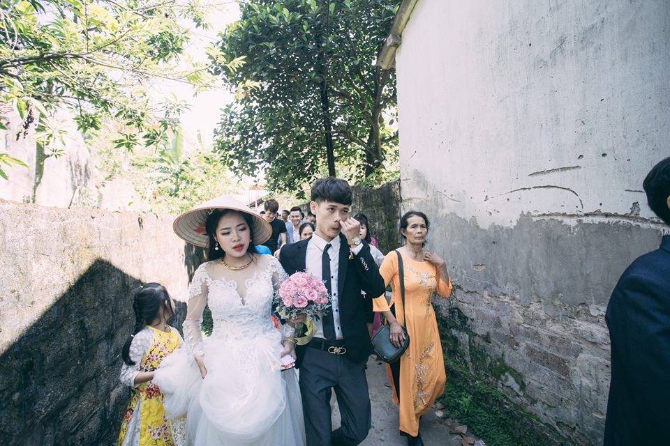 Dân mạng cười bò với bức ảnh chú rể mếu máo ngày rước dâu, nhưng sự thật sau đó lại khiến nhiều người ngưỡng mộ Dân mạng cười bò với bức ảnh chú rể mếu máo ngày rước dâu, nhưng sự thật sau đó lại khiến nhiều người ngưỡng mộ