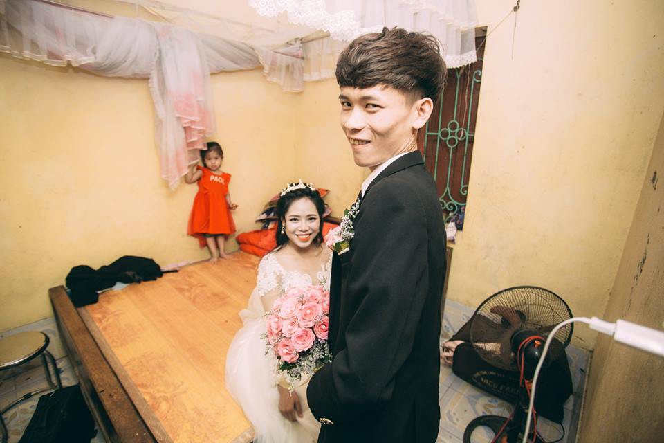 Dân mạng cười bò với bức ảnh chú rể mếu máo ngày rước dâu, nhưng sự thật sau đó lại khiến nhiều người ngưỡng mộ Dân mạng cười bò với bức ảnh chú rể mếu máo ngày rước dâu, nhưng sự thật sau đó lại khiến nhiều người ngưỡng mộ