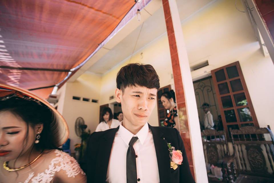 Dân mạng cười bò với bức ảnh chú rể mếu máo ngày rước dâu, nhưng sự thật sau đó lại khiến nhiều người ngưỡng mộ Dân mạng cười bò với bức ảnh chú rể mếu máo ngày rước dâu, nhưng sự thật sau đó lại khiến nhiều người ngưỡng mộ