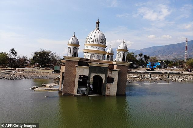 Cảnh tượng như ngày tận thế, nước mắt nghẹn ngào của người sống sót sau trận thảm họa kép ở Indonesia