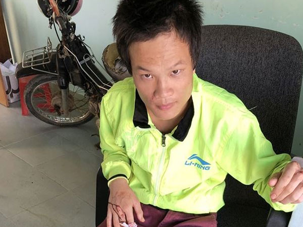 10X ngáo đá cầm dao truy sát bố mẹ vì tưởng ma