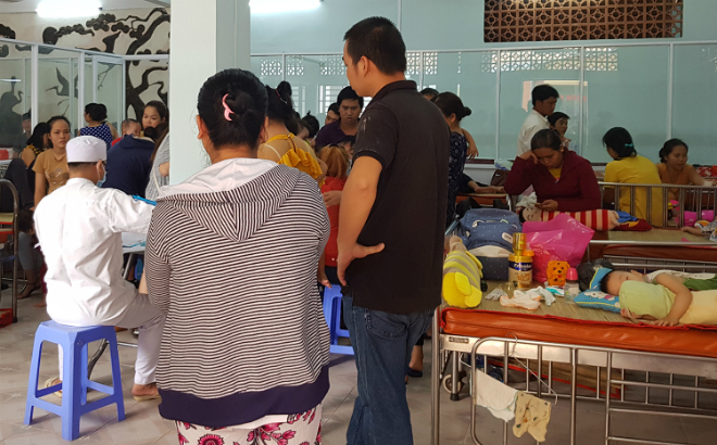 Y bác sĩ ăn mì gói để kịp cấp cứu nhiều bệnh nhi tay chân miệng