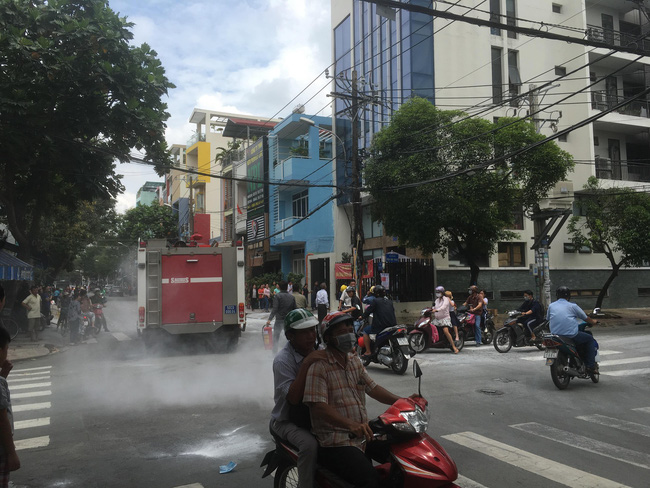 TP.HCM: Trụ điện phát nổ trong khu dân cư, người dân tháo chạy hoảng loạn