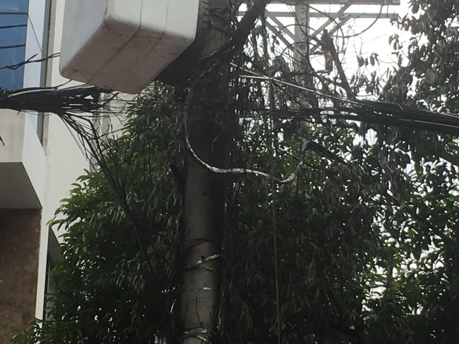 TP.HCM: Trụ điện phát nổ trong khu dân cư, người dân tháo chạy hoảng loạn