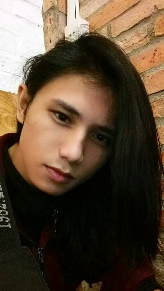 4 chàng trai thường bị nhầm là con gái vì có mái tóc dài thướt tha