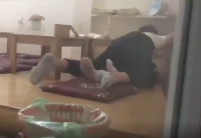 Đôi trai gái thản nhiên mây mưa trong công viên giữa ban ngày?