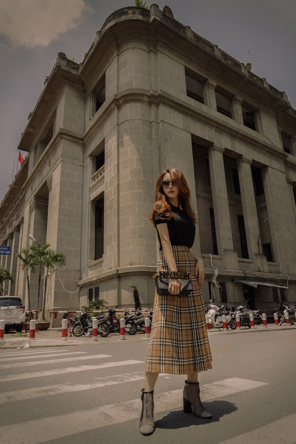 Ngân Khánh diện đồ hiệu dạo phố Sài Gòn