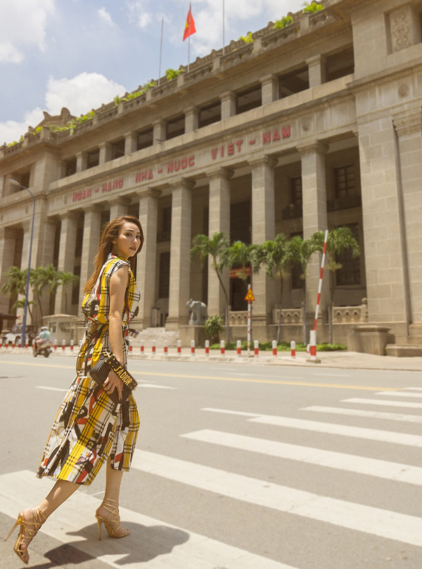 Ngân Khánh diện đồ hiệu dạo phố Sài Gòn