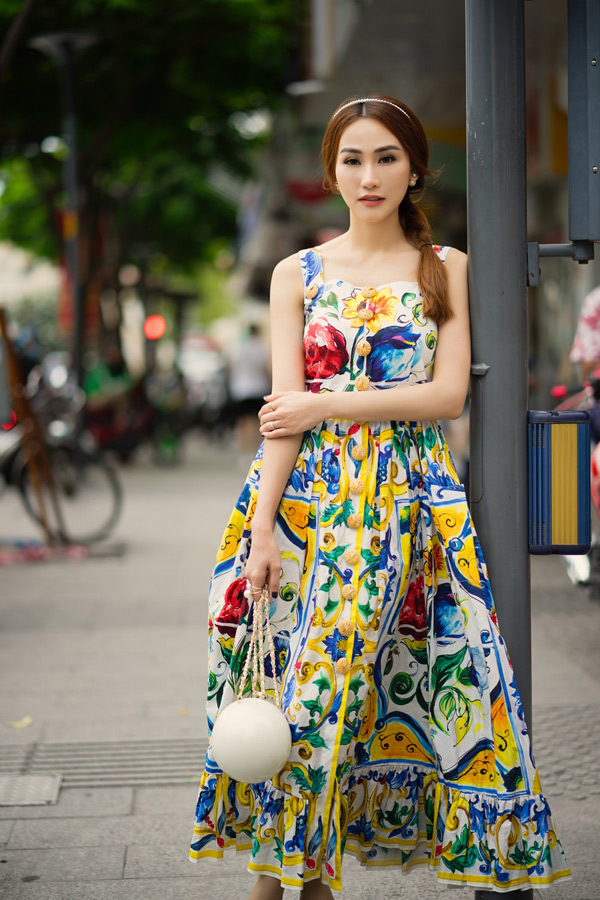 Ngân Khánh diện đồ hiệu dạo phố Sài Gòn