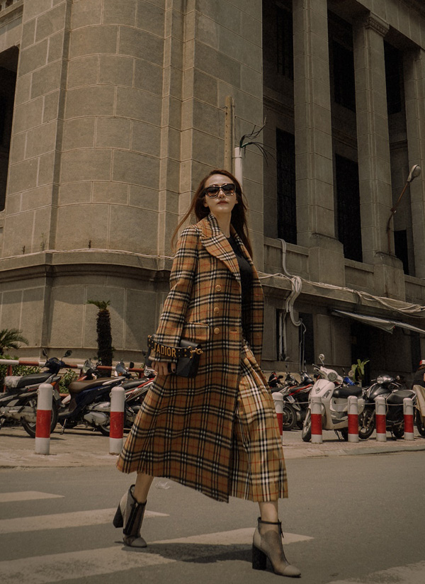 Ngân Khánh diện đồ hiệu dạo phố Sài Gòn