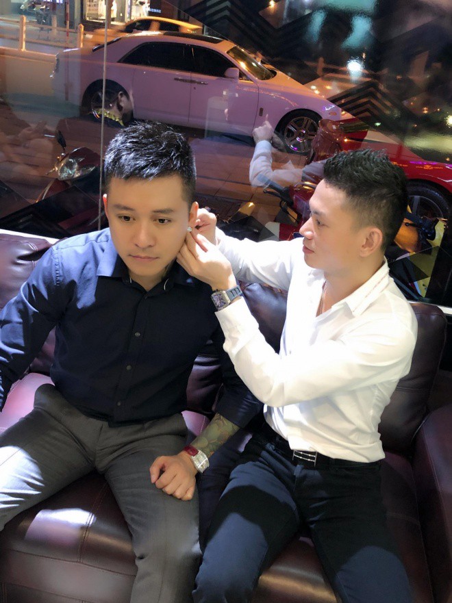 Mừng sinh nhật tuổi 40, Tuấn Hưng mạnh tay chi 7 tỷ đồng mua kim cương tự thưởng