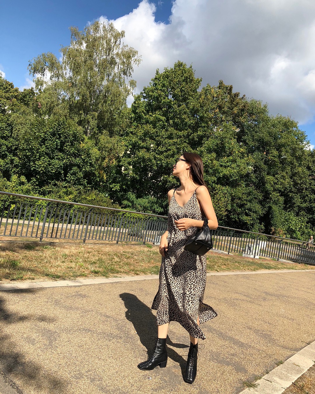 Váy/chân váy mix cùng boots: Công thức mùa lạnh năm nào cũng hot nhưng mặc thế nào để vừa đẹp lại tôn dáng?