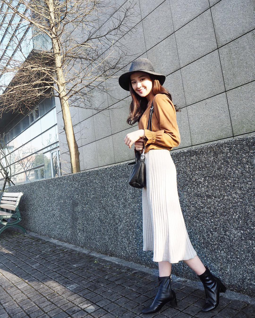 Váy/chân váy mix cùng boots: Công thức mùa lạnh năm nào cũng hot nhưng mặc thế nào để vừa đẹp lại tôn dáng?