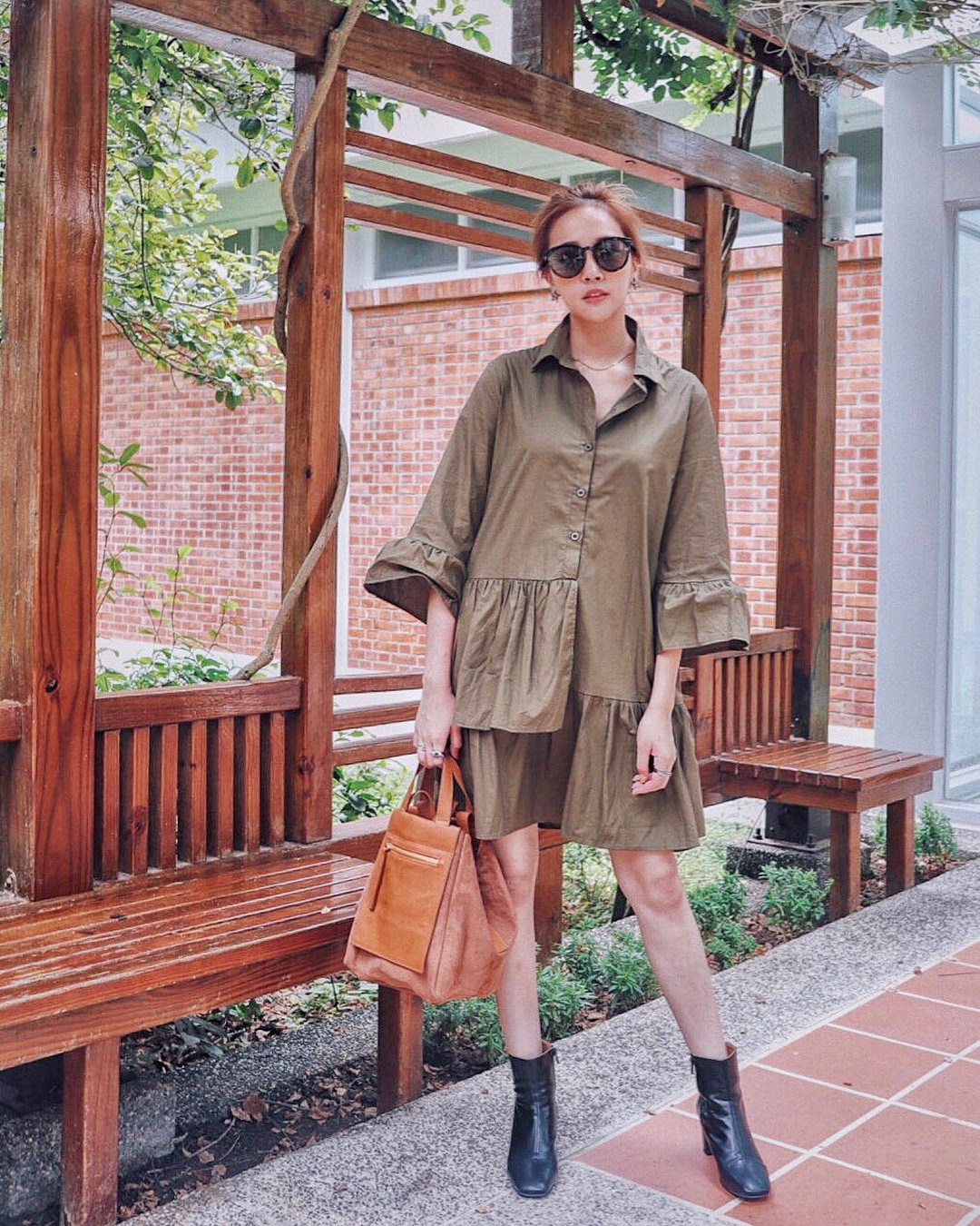 Váy/chân váy mix cùng boots: Công thức mùa lạnh năm nào cũng hot nhưng mặc thế nào để vừa đẹp lại tôn dáng?