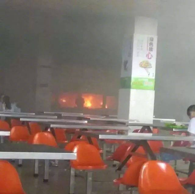 Trời đánh tránh bữa ăn: Căng tin trường bốc cháy dữ dội, sinh viên vẫn bình thản ngồi ăn hết cơm cho đỡ phí