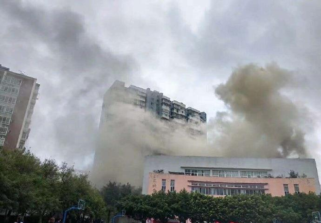 Trời đánh tránh bữa ăn: Căng tin trường bốc cháy dữ dội, sinh viên vẫn bình thản ngồi ăn hết cơm cho đỡ phí