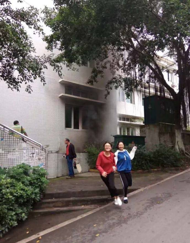 Trời đánh tránh bữa ăn: Căng tin trường bốc cháy dữ dội, sinh viên vẫn bình thản ngồi ăn hết cơm cho đỡ phí