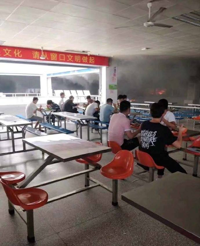 Trời đánh tránh bữa ăn: Căng tin trường bốc cháy dữ dội, sinh viên vẫn bình thản ngồi ăn hết cơm cho đỡ phí
