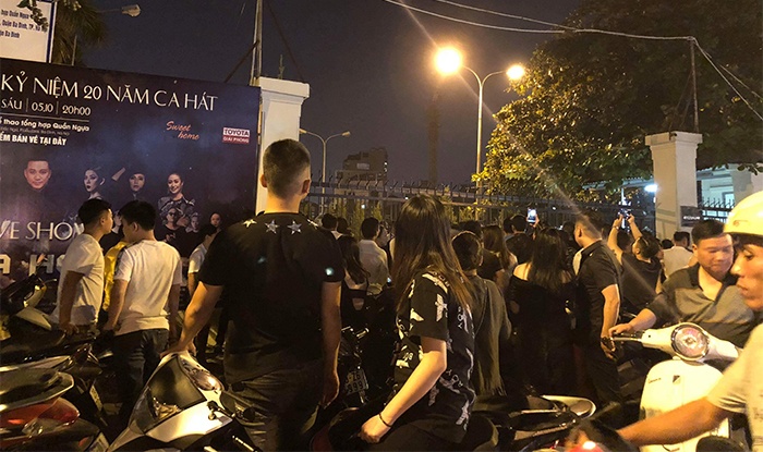 Tuấn Hưng khóc nức nở khi bất ngờ bị hủy liveshow kỉ niệm 20 năm ca hát ngay trong sinh nhật