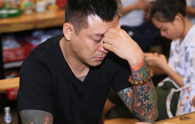 Tuấn Hưng khóc nức nở khi bất ngờ bị hủy liveshow kỉ niệm 20 năm ca hát ngay trong sinh nhật