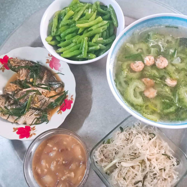 Khoe cơm trưa 35k có tôm, có cá, các mẹ bĩu môi chê đồ ươn, nhưng nghe lý giải thì nhao nhao hỏi điều này