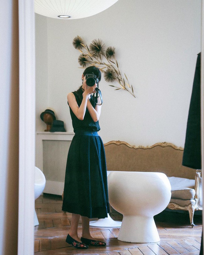 Chỉ diện quanh 3 màu đen – trắng – be nhưng phong cách của cô nàng này vẫn thật sang và cuốn hút khó cưỡng