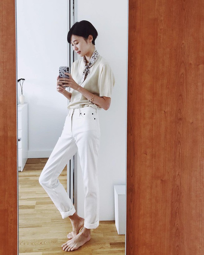 Chỉ diện quanh 3 màu đen – trắng – be nhưng phong cách của cô nàng này vẫn thật sang và cuốn hút khó cưỡng