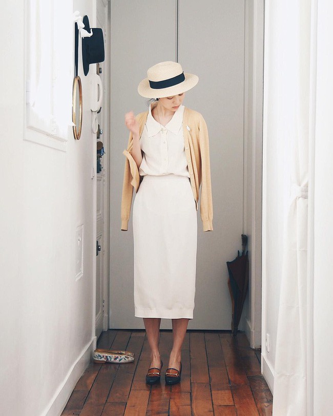 Chỉ diện quanh 3 màu đen – trắng – be nhưng phong cách của cô nàng này vẫn thật sang và cuốn hút khó cưỡng