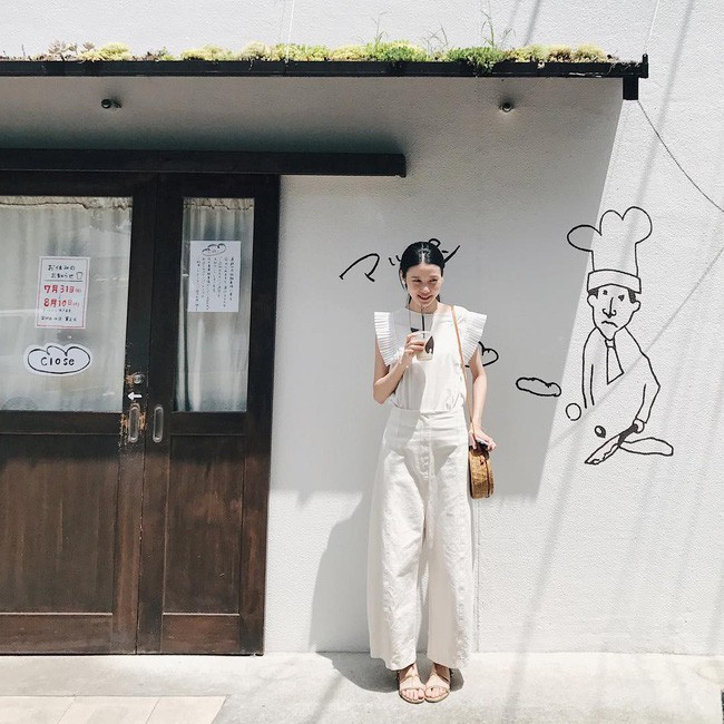 Chỉ diện quanh 3 màu đen – trắng – be nhưng phong cách của cô nàng này vẫn thật sang và cuốn hút khó cưỡng