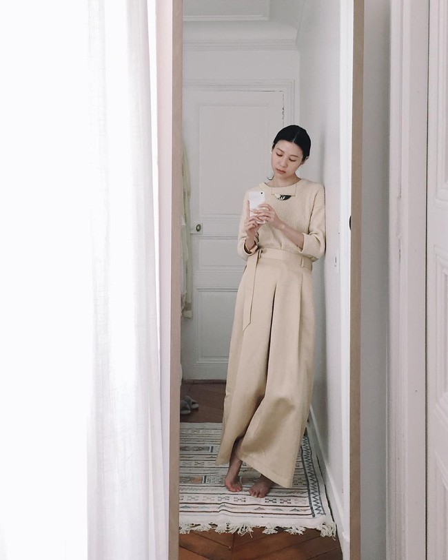 Chỉ diện quanh 3 màu đen – trắng – be nhưng phong cách của cô nàng này vẫn thật sang và cuốn hút khó cưỡng