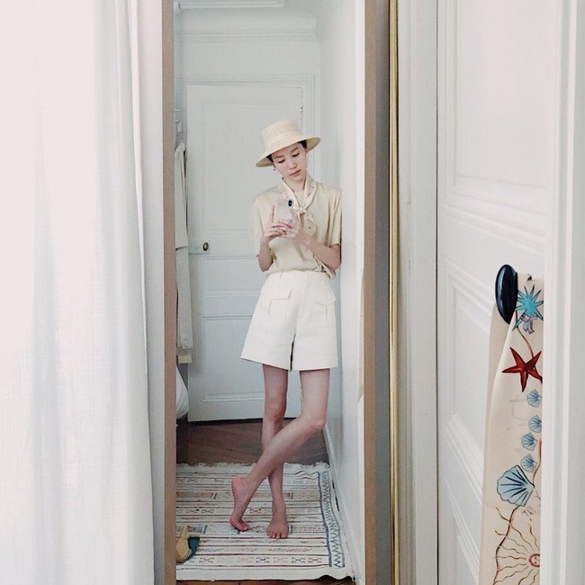 Chỉ diện quanh 3 màu đen – trắng – be nhưng phong cách của cô nàng này vẫn thật sang và cuốn hút khó cưỡng