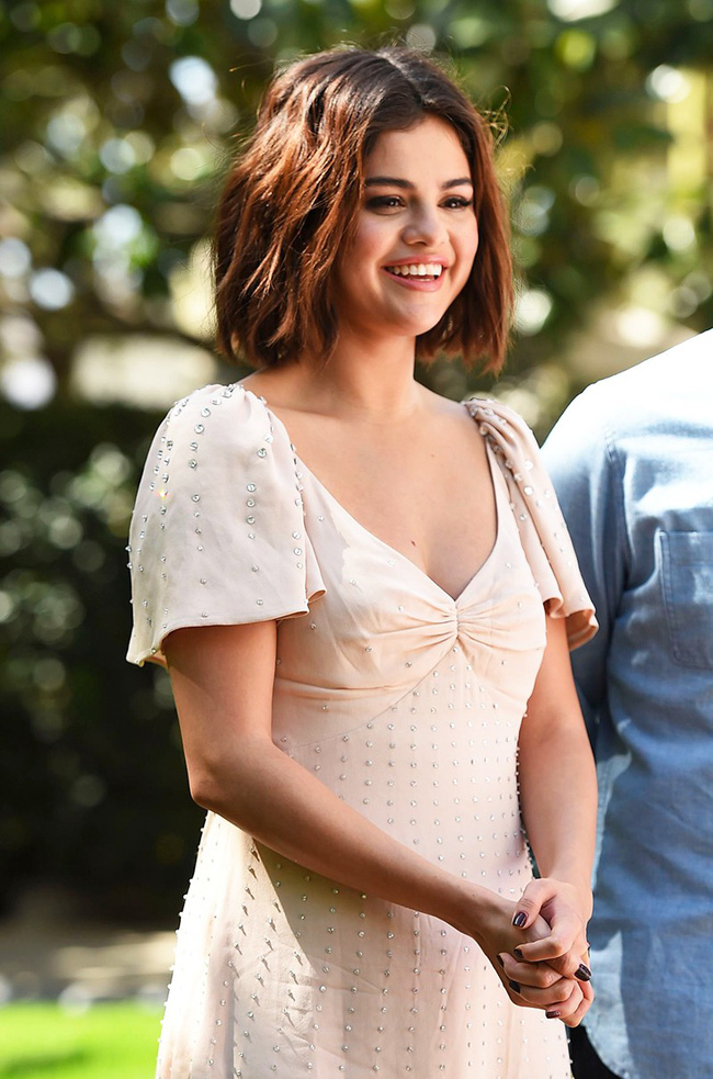 Dù cố mạnh mẽ đến mấy, Selena Gomez vẫn không giấu nổi chuyện Justin Bieber đã là chồng người ta